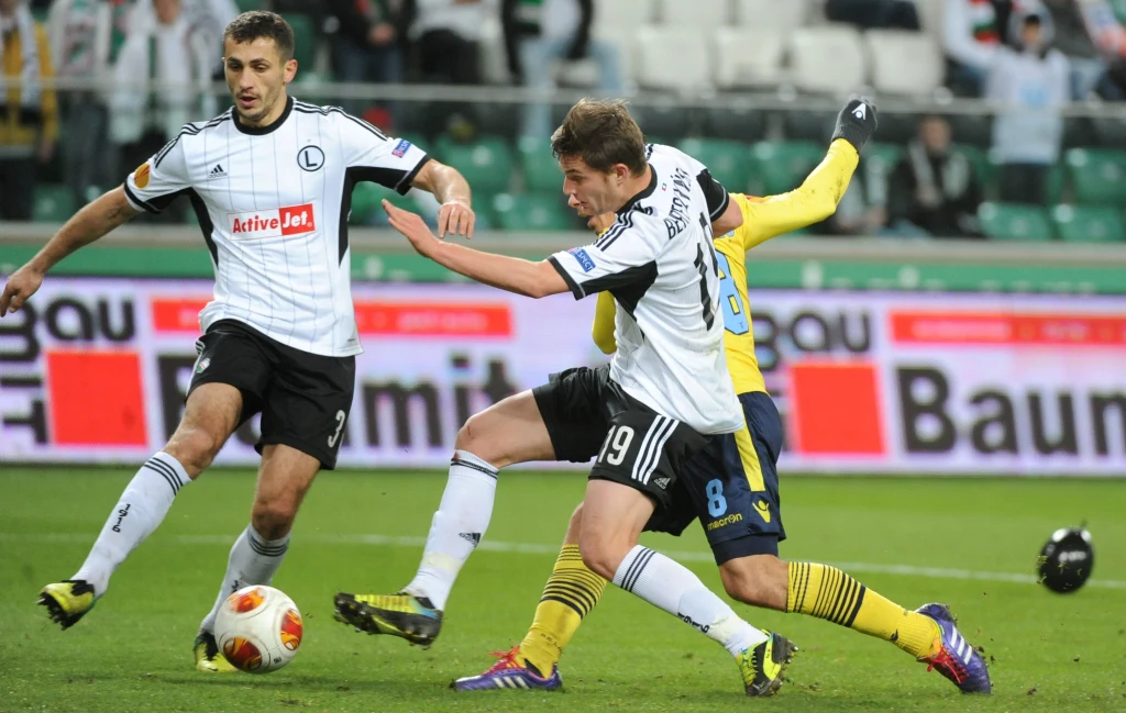W akcji do piłki Bartosz Bereszyński (front) ze stołecznej Legii i Hernanes (przysłonięty) z Lazio Rzym W akcji do piłki Bartosz Bereszyński (front) ze stołecznej Legii i Hernanes (przysłonięty) z Lazio Rzym