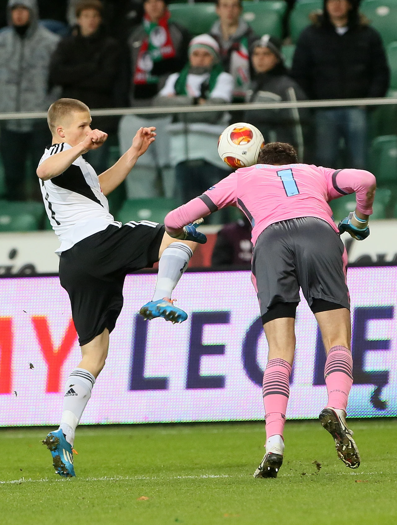 Interweniujący bramkarz Lazio Rzym Etrit Berisha (P) i atakujący Henrik Ojamaa Interweniujący bramkarz Lazio Rzym Etrit Berisha (P) i atakujący Henrik Ojamaa