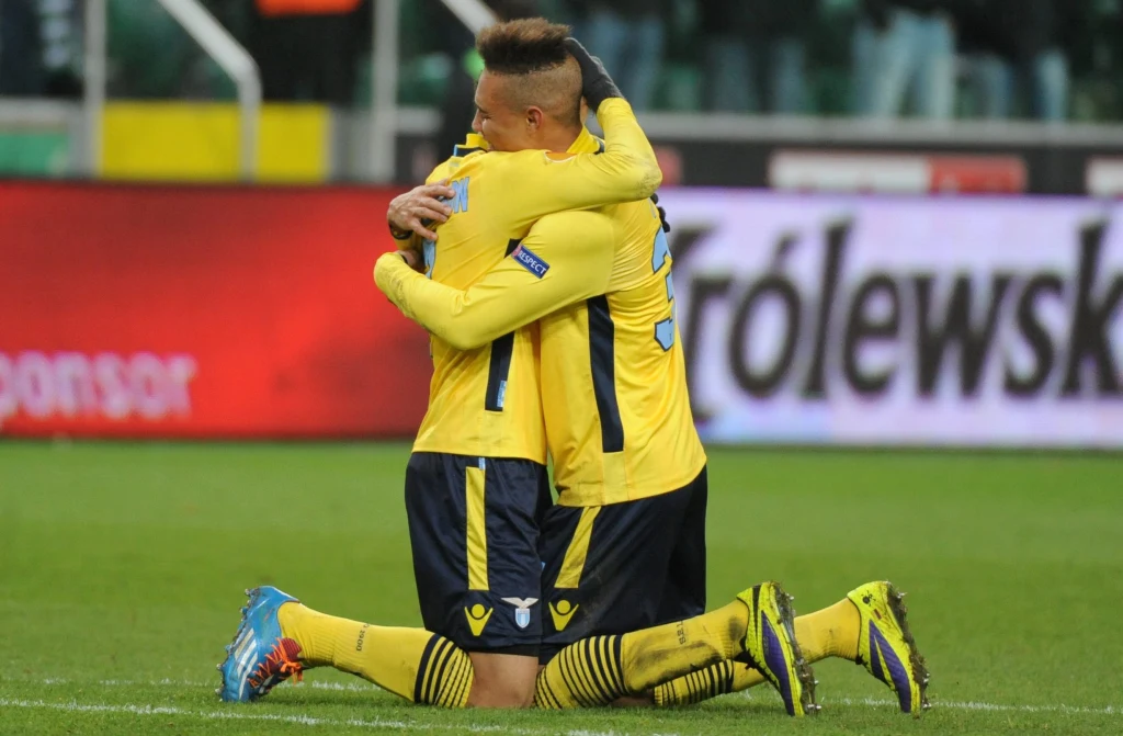 Strzelec gola Felipe Anderson (P) z Lazio Rzym w uścisku z partnerem z drużyny Brayanem Pereą Strzelec gola Felipe Anderson (P) z Lazio Rzym w uścisku z partnerem z drużyny Brayanem Pereą