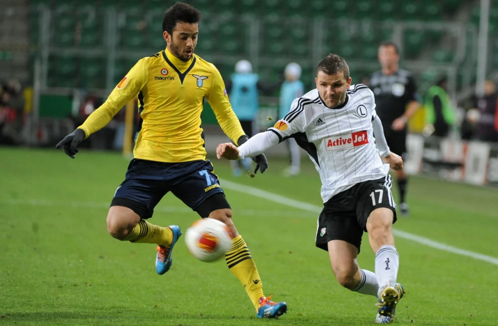 Tomasz Brzyski (P) ze stołecznej Legii i Felipe Anderson Tomasz Brzyski (P) ze stołecznej Legii i Felipe Anderson