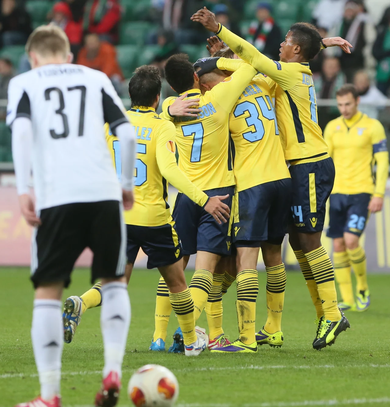 Brayan Perea (#34) przyjmuje gratulacje od partnerów z Lazio Rzym Brayan Perea (#34) przyjmuje gratulacje od partnerów z Lazio Rzym