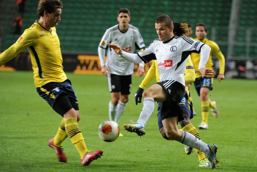 Tomasz Brzyski (P) ze stołecznej Legii i Lucas Biglia Tomasz Brzyski (P) ze stołecznej Legii i Lucas Biglia