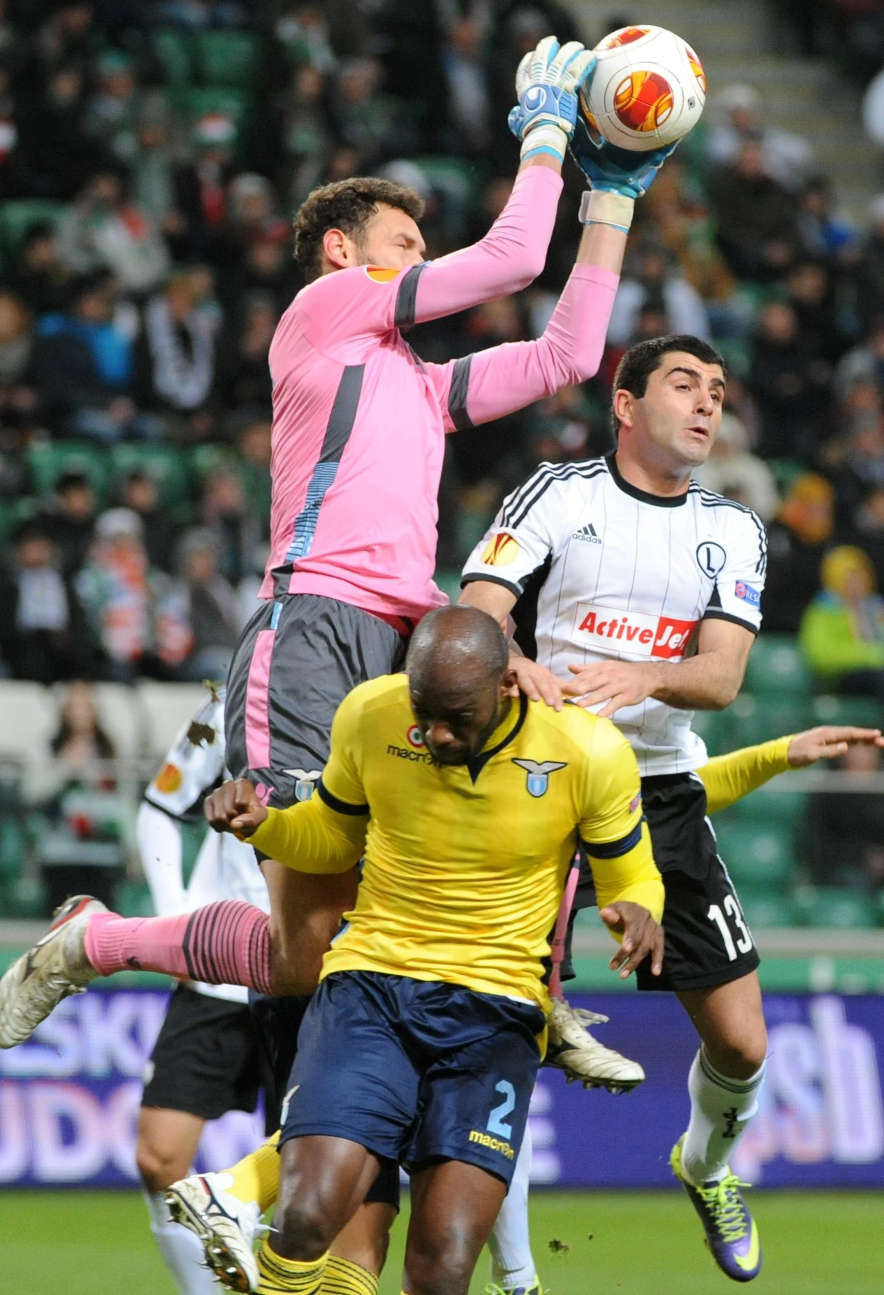 Interweniujący bramkarz Lazio Rzym Etrit Berisha Interweniujący bramkarz Lazio Rzym Etrit Berisha