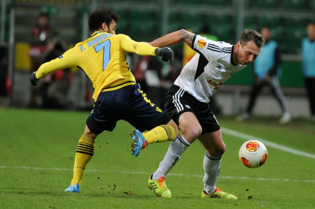 W pojedynku o piłkę Jakub Wawrzyniak (P) ze stołecznej Legii i Felipe Anderson W pojedynku o piłkę Jakub Wawrzyniak (P) ze stołecznej Legii i Felipe Anderson