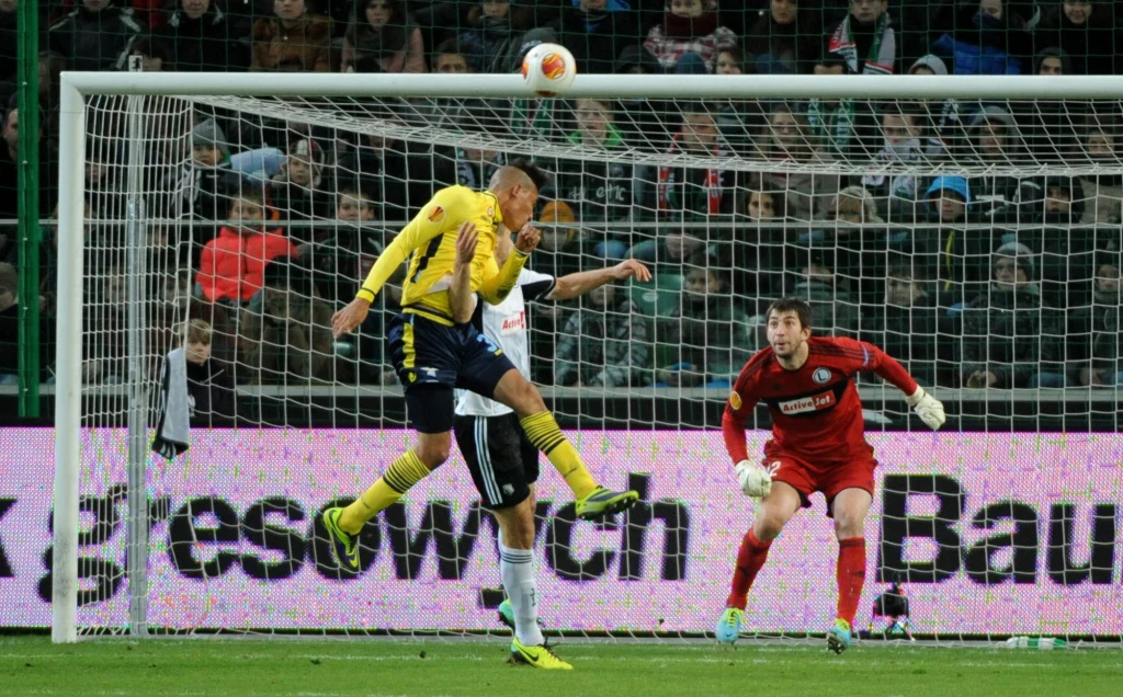 Brayan Perea (L) z Lazio Rzym strzela gola Brayan Perea (L) z Lazio Rzym strzela gola