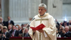 Papieski jałmużnik arcybiskup Konrad Krajewski 