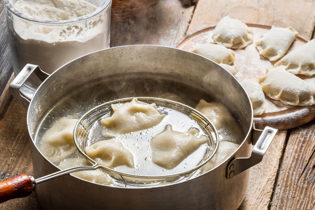 Makaron i pierogi nie będą się sklejały, jeśli do wody, w której się je gotuje, doda się łyżkę oleju