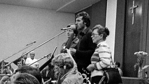 Andrzej Kołodziej podczas wystąpienia w Stoczni Gdańskiej. Obok Henryka Krzywonos i Anna Walentynowicz