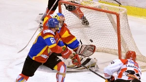 Hokeista Comarch Cracovii Daniel Laszkiewicz (P) pokonuje bramkarza MMKS Podhala Nowy Targ Tomasza Rajskiego