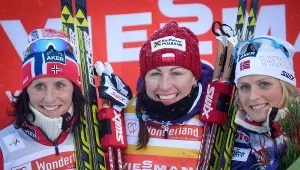 Marit Bjoergen, Justyna Kowalczyk i Therese Johaug na podium w Kuusamo
