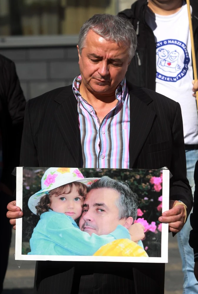 Krzysztof Zuber ze zdjęciem córki Angeliki