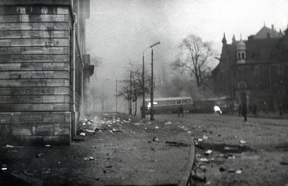 15.12.1970, Gdańsk, płonący autobus na ulicach miasta 15.12.1970, Gdańsk, płonący autobus na ulicach miasta