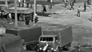 Manifestacja we Wrocławiu 31 sierpnia 1982 r. Ciężarówka ZOMO najeżdża na uczestnika demonstracji (kadr z archiwalnego filmu)