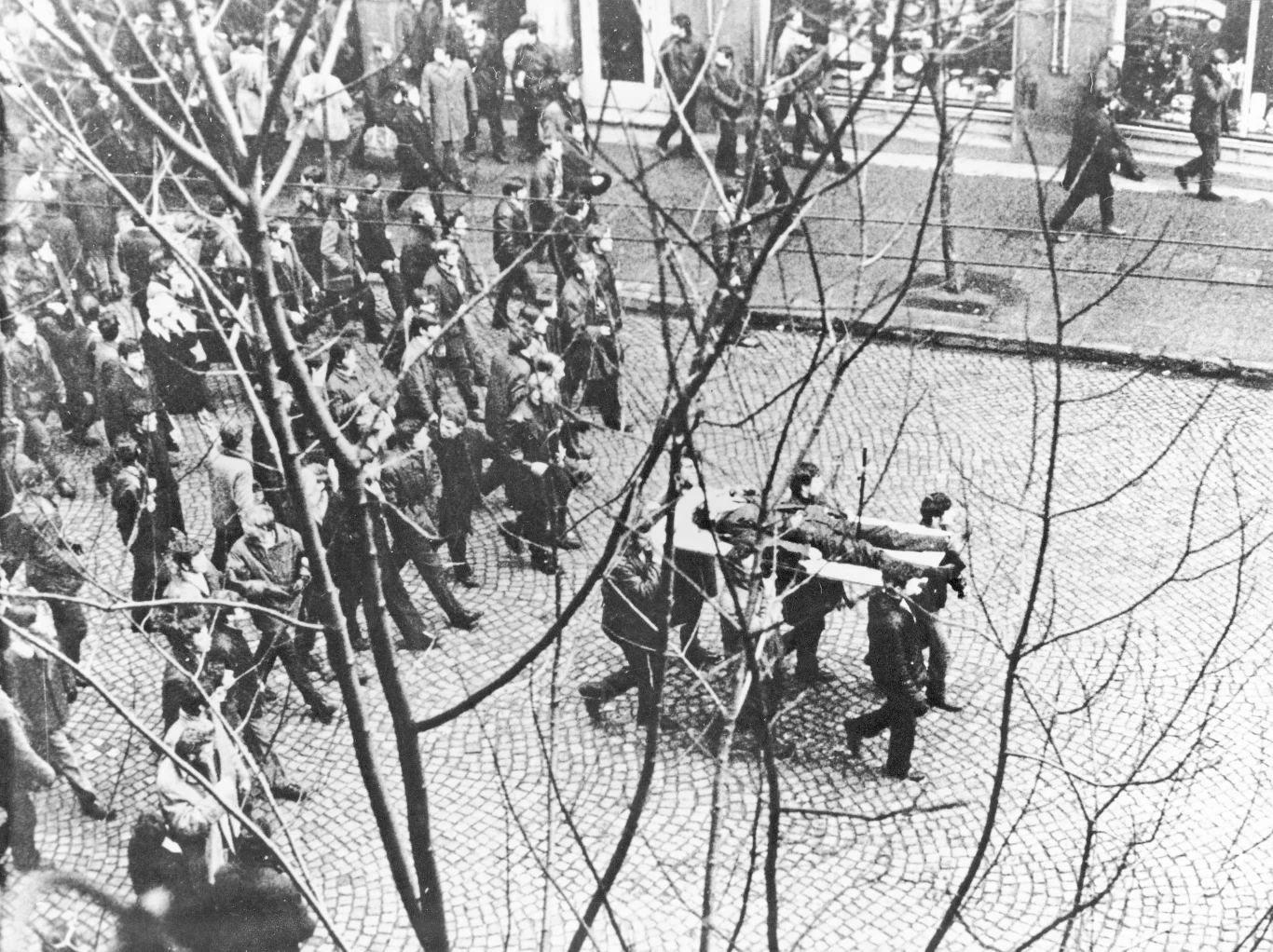 Gdynia, 17.12.1970, robotnicy Stoczni Gdyńskiej niosą na drzwiach ciało Zbigniewa Godlewskiego, zastrzelonego podczas zamieszek w rejonie stacji kolejki podmiejskiej Gdynia Stocznia Gdynia, 17.12.1970, robotnicy Stoczni Gdyńskiej niosą na drzwiach ciało Zbigniewa Godlewskiego, zastrzelonego podczas zamieszek w rejonie stacji kolejki podmiejskiej Gdynia Stocznia