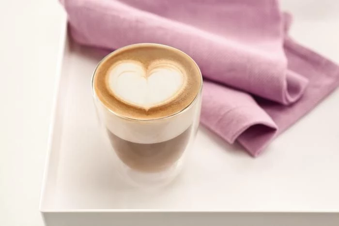 Latte Art to dekorowanie kawy odpowiednio wlewanym mlekiem