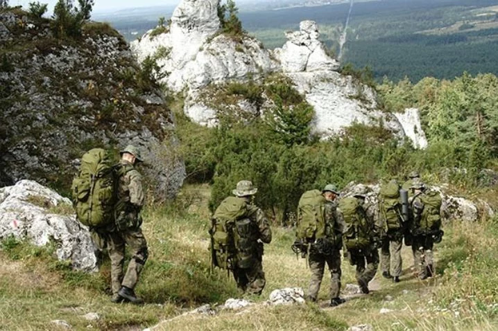 Każdy komandos dźwiga średnio po 30 kilogramów na plecach