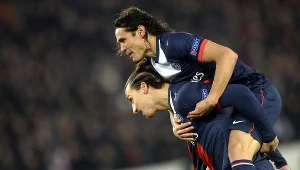Zlatan Ibrahimović niosiący na plecach Edinsona Cavaniego