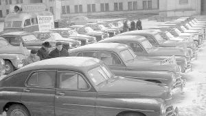 Warszawa, 1960 r. Wylosowane samochody marki "Warszawa" w konkursie oszczędności PKO