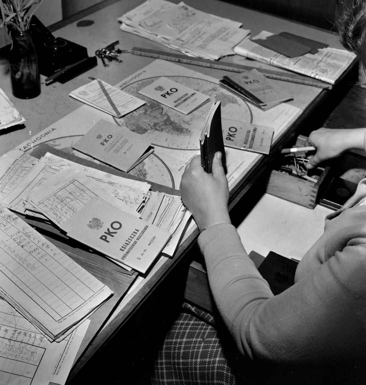 Warszawa, rok 1966 r. Ewidencjonowanie wpłat na książeczki systematycznego oszczędzania, książeczki mieszkaniowe i samochodowe.