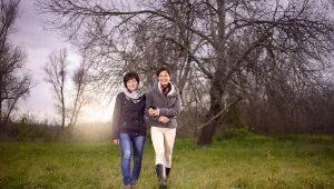 Pani Michalina Maciuszek z córką Pauliną podczas spaceru. 