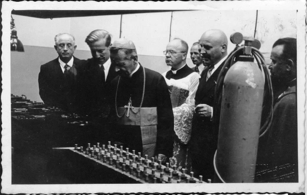 Poświęcenie fabryki gumy w Sanoku. Drugi od lewej Oskar Schmidt Poświęcenie fabryki gumy w Sanoku. Drugi od lewej Oskar Schmidt