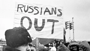 Londyn 20 grudnia 1981 r. Demonstracja przeciwko wprowadzeniu w Polsce stanu wojennego - tysiące manifestantów przeszło z Hyde Parku pod ambasadę PRL