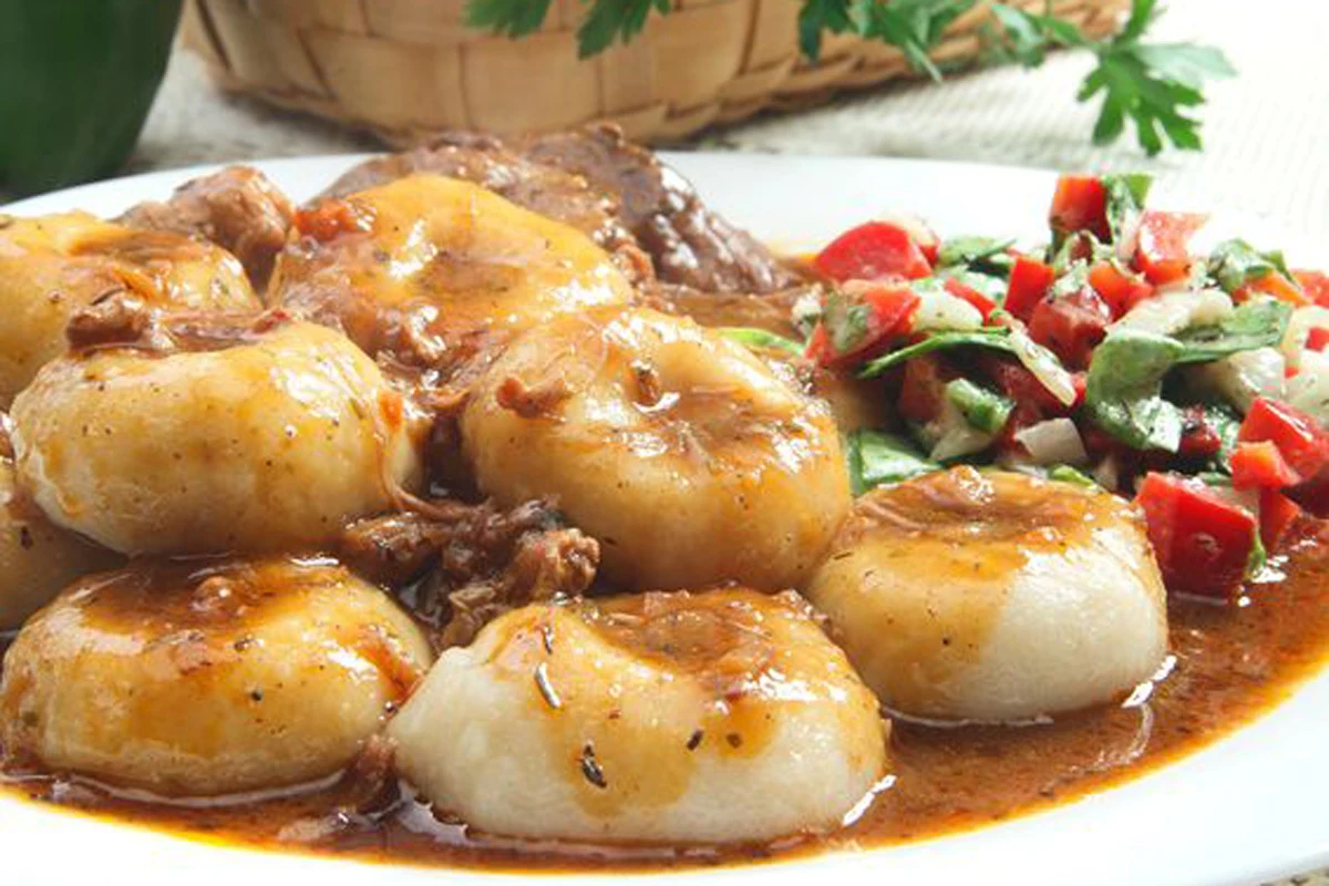 Kluski śląskie z dodatkiem jabłka idealnie będą się komponować z wytrawnym sosem oraz mięsem. 