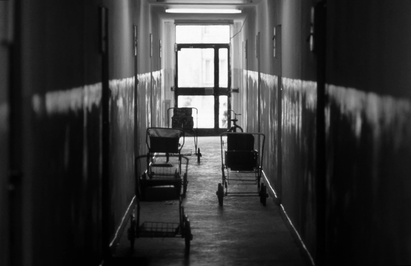 Wózki dziecięce zostawiane na korytarzu w bloku z braku miejsca w mieszkaniach, Warszawa, lata 70. Wózki dziecięce zostawiane na korytarzu w bloku z braku miejsca w mieszkaniach, Warszawa, lata 70.