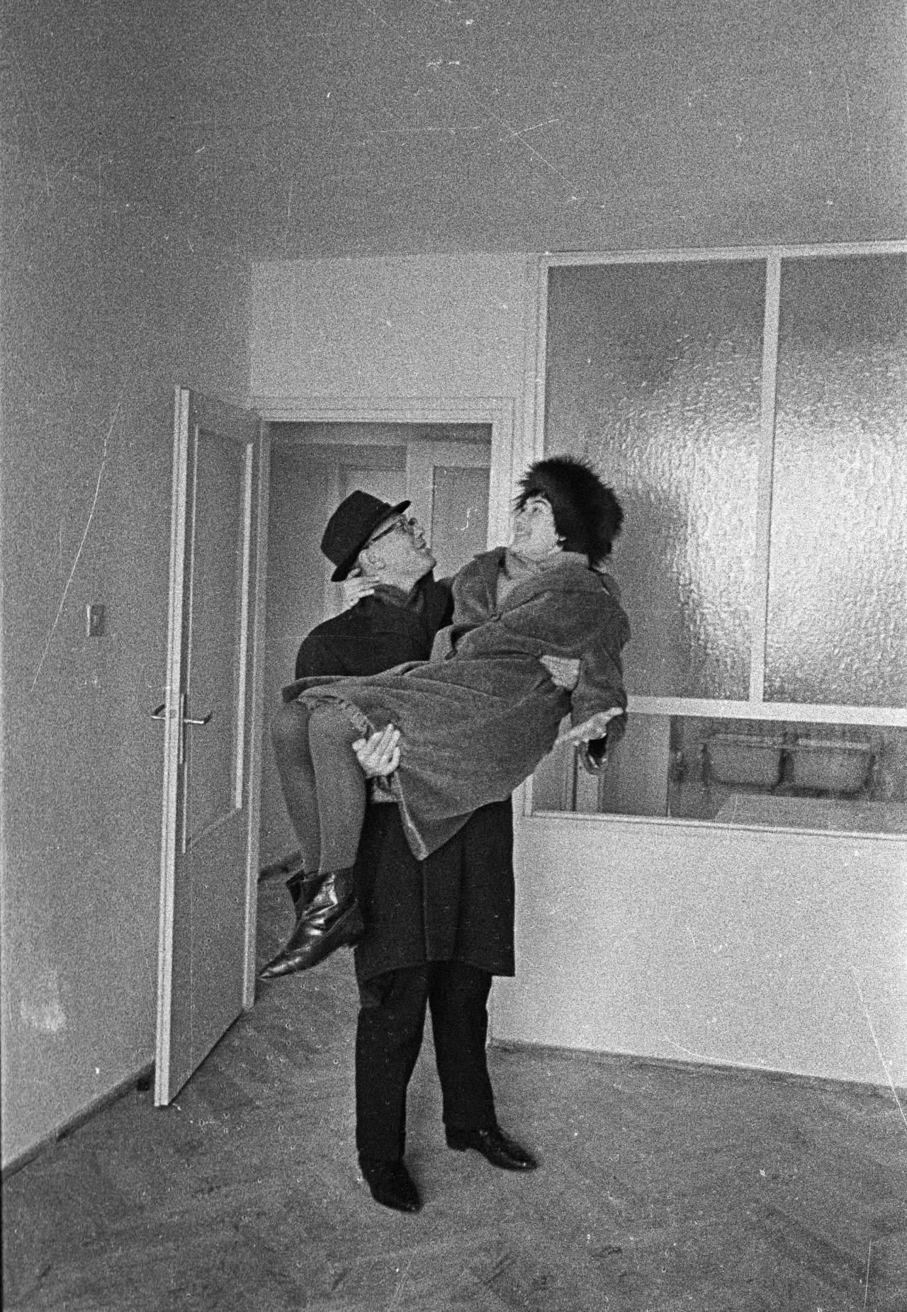 Warszawa, 1962, pierwsze wejście do nowego mieszkania w nowym bloku Warszawa, 1962, pierwsze wejście do nowego mieszkania w nowym bloku