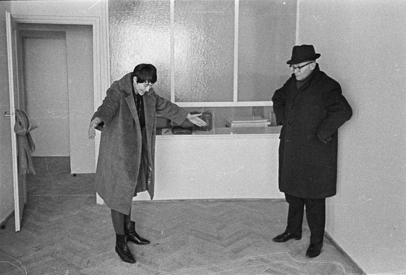 Warszawa, 1962, pierwsze wejście do nowego mieszkania w nowym bloku Warszawa, 1962, pierwsze wejście do nowego mieszkania w nowym bloku
