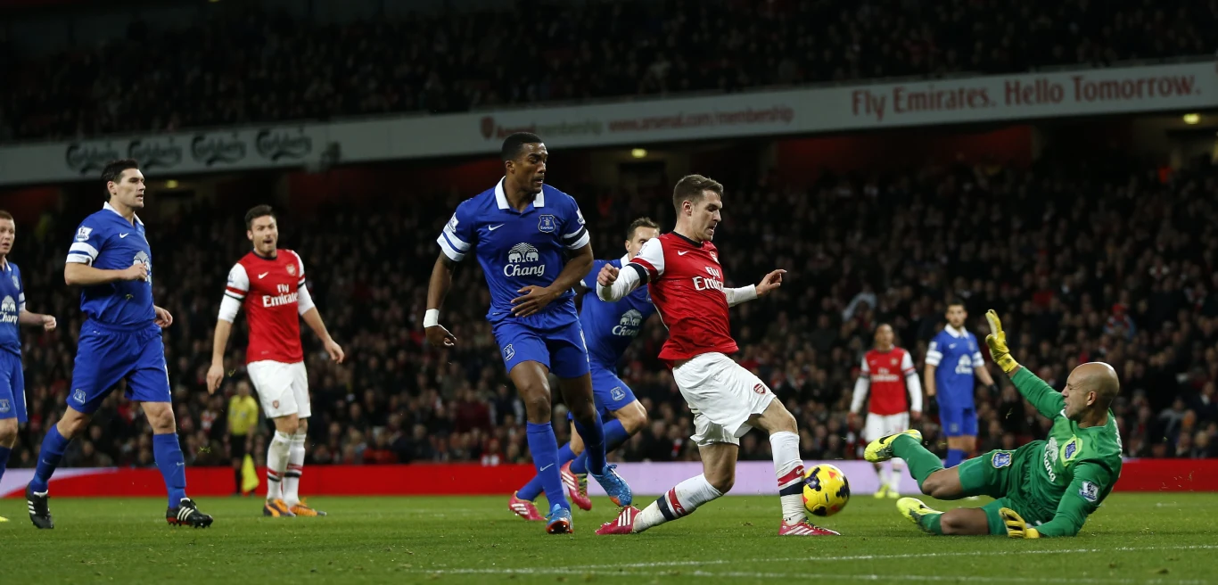 Tim Howard (Everton) powstrzymuje Aarona Ramseya z Arsenalu Tim Howard (Everton) powstrzymuje Aarona Ramseya z Arsenalu