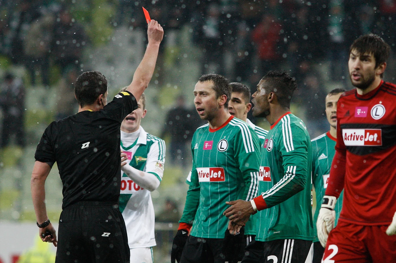 Jakub Wawrzyniak (C) z Legii Warszawa ukarany czerwoną kartką po faulu na Piotrze Wiśniewskim z Lechii Jakub Wawrzyniak (C) z Legii Warszawa ukarany czerwoną kartką po faulu na Piotrze Wiśniewskim z Lechii