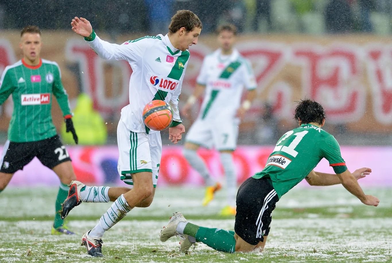 Piłkę przyjmuje Maciej Kostrzewa Piłkę przyjmuje Maciej Kostrzewa