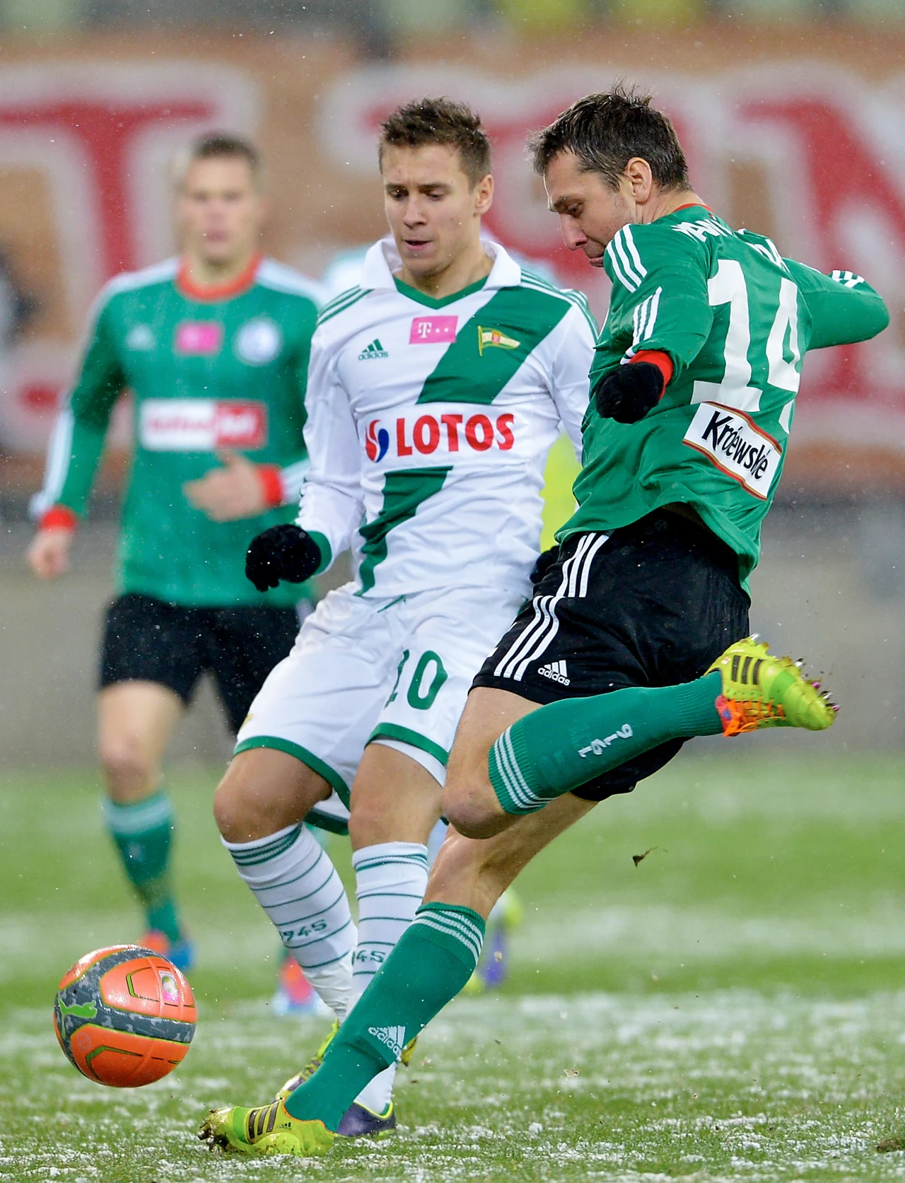 Do strzału składa się Jakub Wawrzyniak (P) z Legii Warszawa przed Przemysławem Frankowskim (L) Do strzału składa się Jakub Wawrzyniak (P) z Legii Warszawa przed Przemysławem Frankowskim (L)