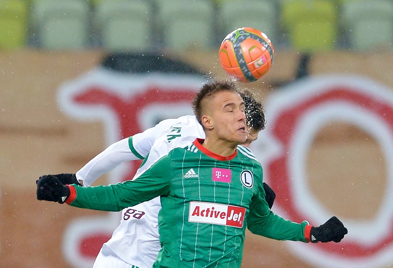 W wyskoku do piłki Patryk Mikita (front) z Legii Warszawa i Rafał Janicki W wyskoku do piłki Patryk Mikita (front) z Legii Warszawa i Rafał Janicki