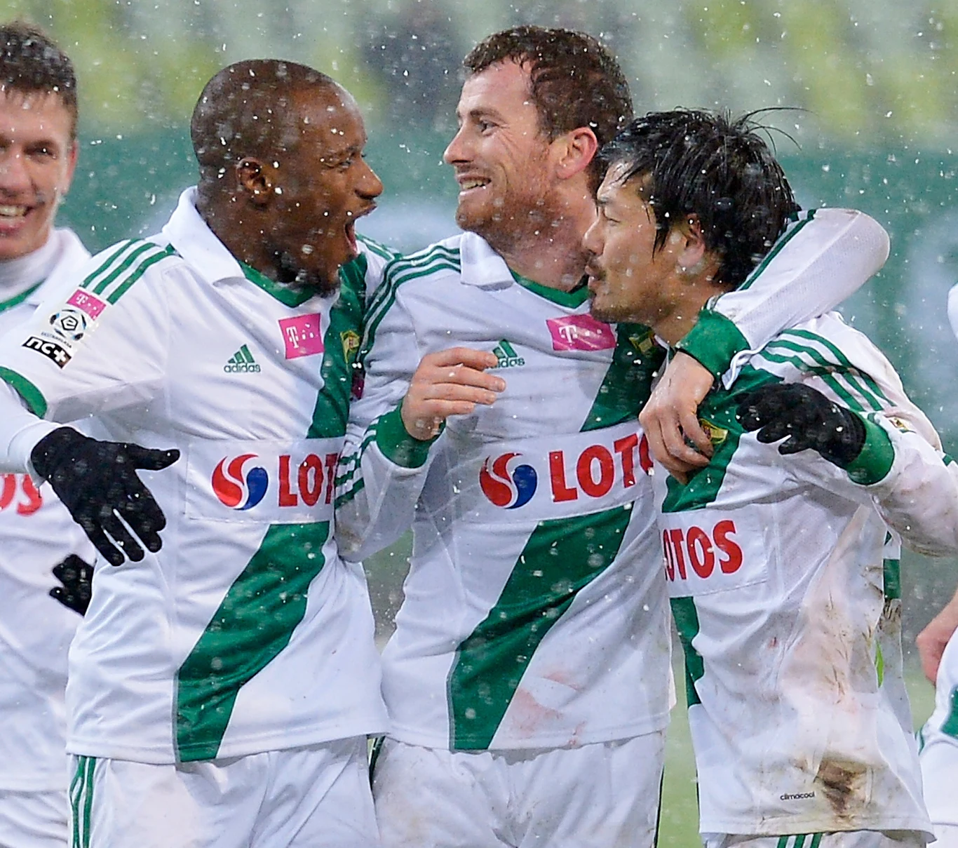 Daisuke Matsui (P) przyjmuje gratulacje od partnerów z drużyny Piotra Wiśniewskiego (C) i Chrisa Oualembo (L) Daisuke Matsui (P) przyjmuje gratulacje od partnerów z drużyny Piotra Wiśniewskiego (C) i Chrisa Oualembo (L)