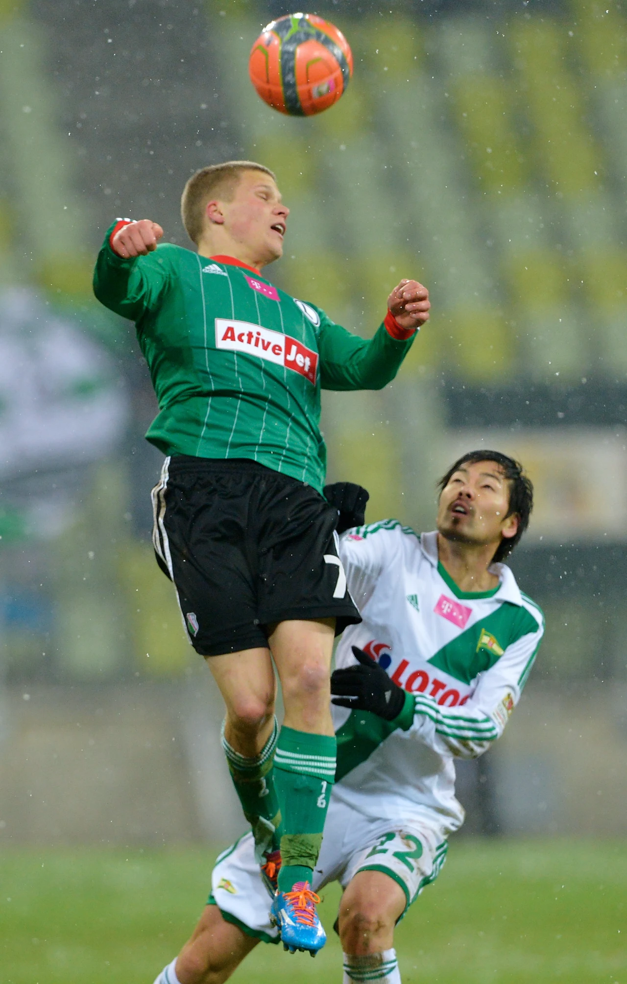 Henrik Ojamaa (L) z Legii Warszawa i Daisuke Matsui Henrik Ojamaa (L) z Legii Warszawa i Daisuke Matsui