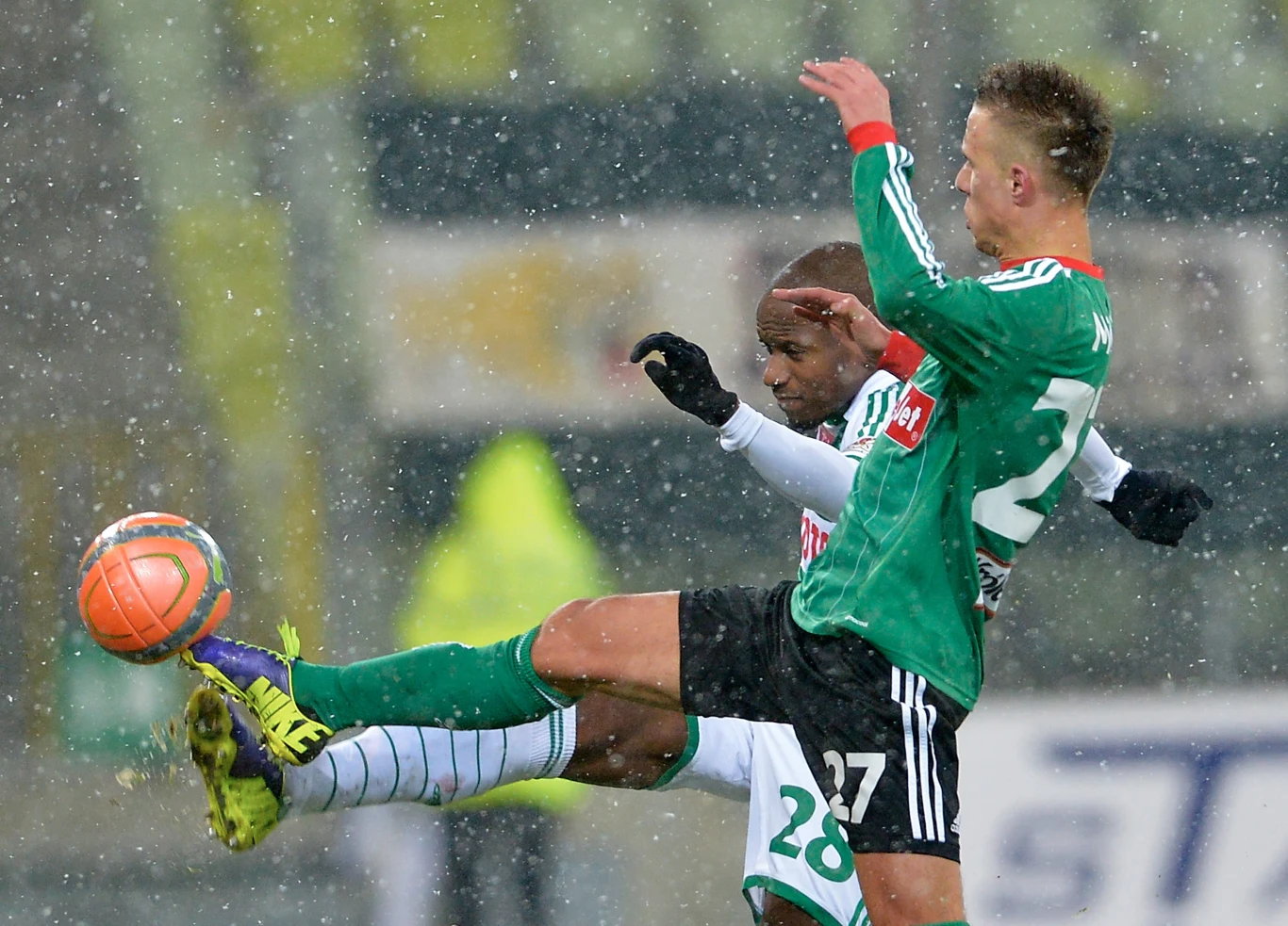 W akcji do piłki Chris Oualembo (tył) z miejscowej Lechii i Patryk Mikita W akcji do piłki Chris Oualembo (tył) z miejscowej Lechii i Patryk Mikita