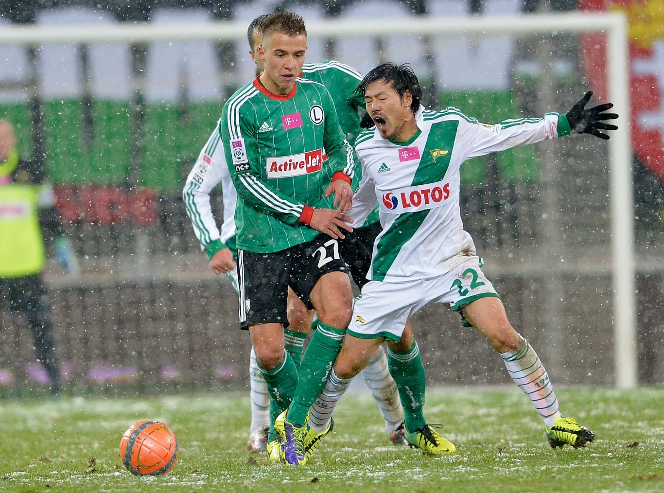 W pojedynku o piłkę Patryk Mikita (L) z Legii Warszawa i Daisuke Matsui W pojedynku o piłkę Patryk Mikita (L) z Legii Warszawa i Daisuke Matsui