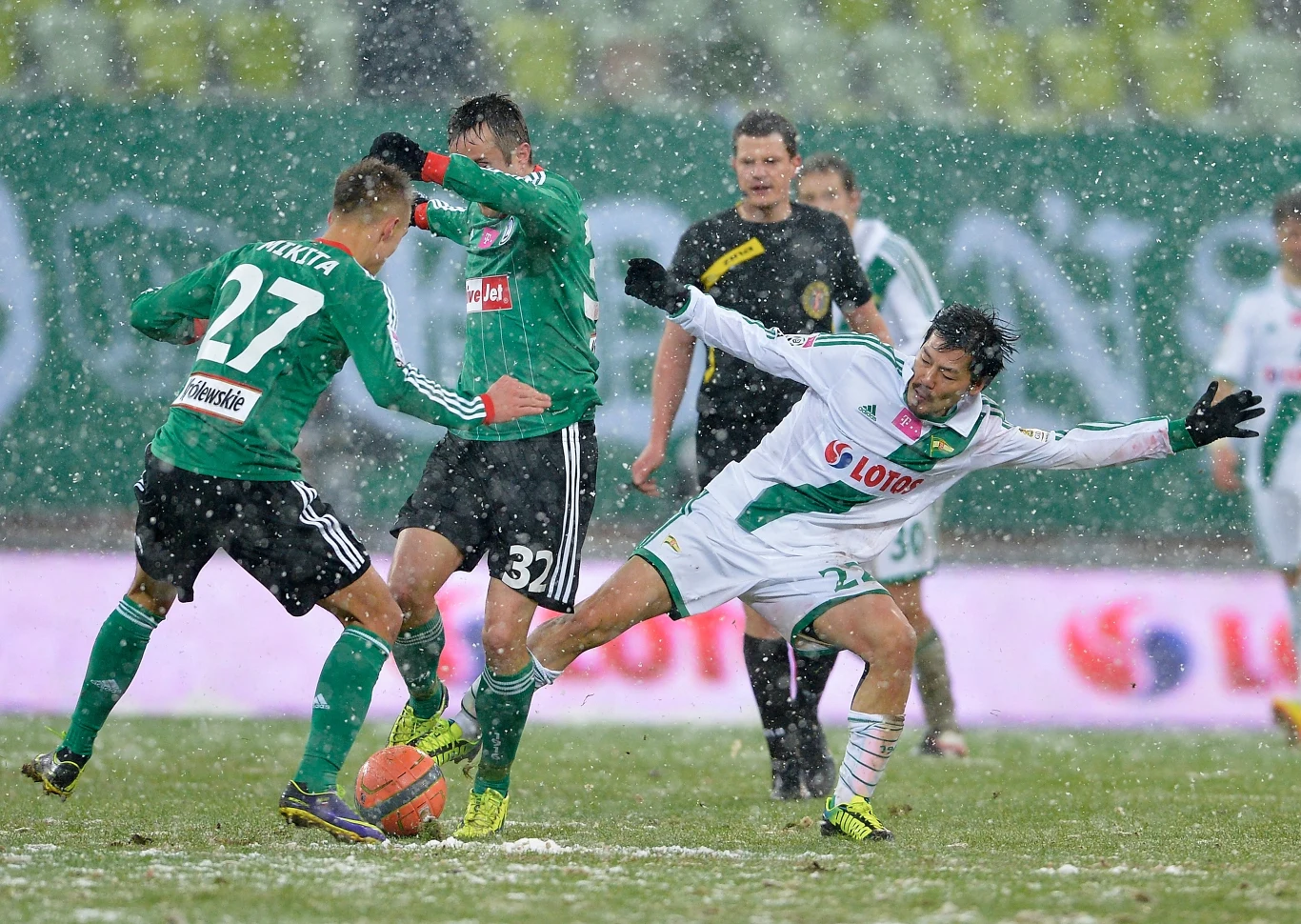 W pojedynku o piłkę Patryk Mikita (L) i Miroslav Radović (C) z Legii Warszawa oraz Daisuke Matsui W pojedynku o piłkę Patryk Mikita (L) i Miroslav Radović (C) z Legii Warszawa oraz Daisuke Matsui