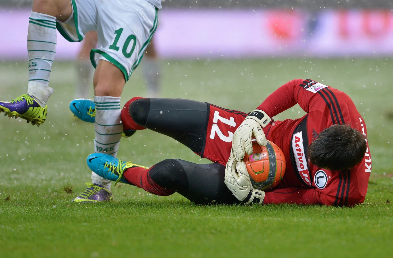 Interweniujący bramkarz Legii Warszawa Duszan Kuciak Interweniujący bramkarz Legii Warszawa Duszan Kuciak