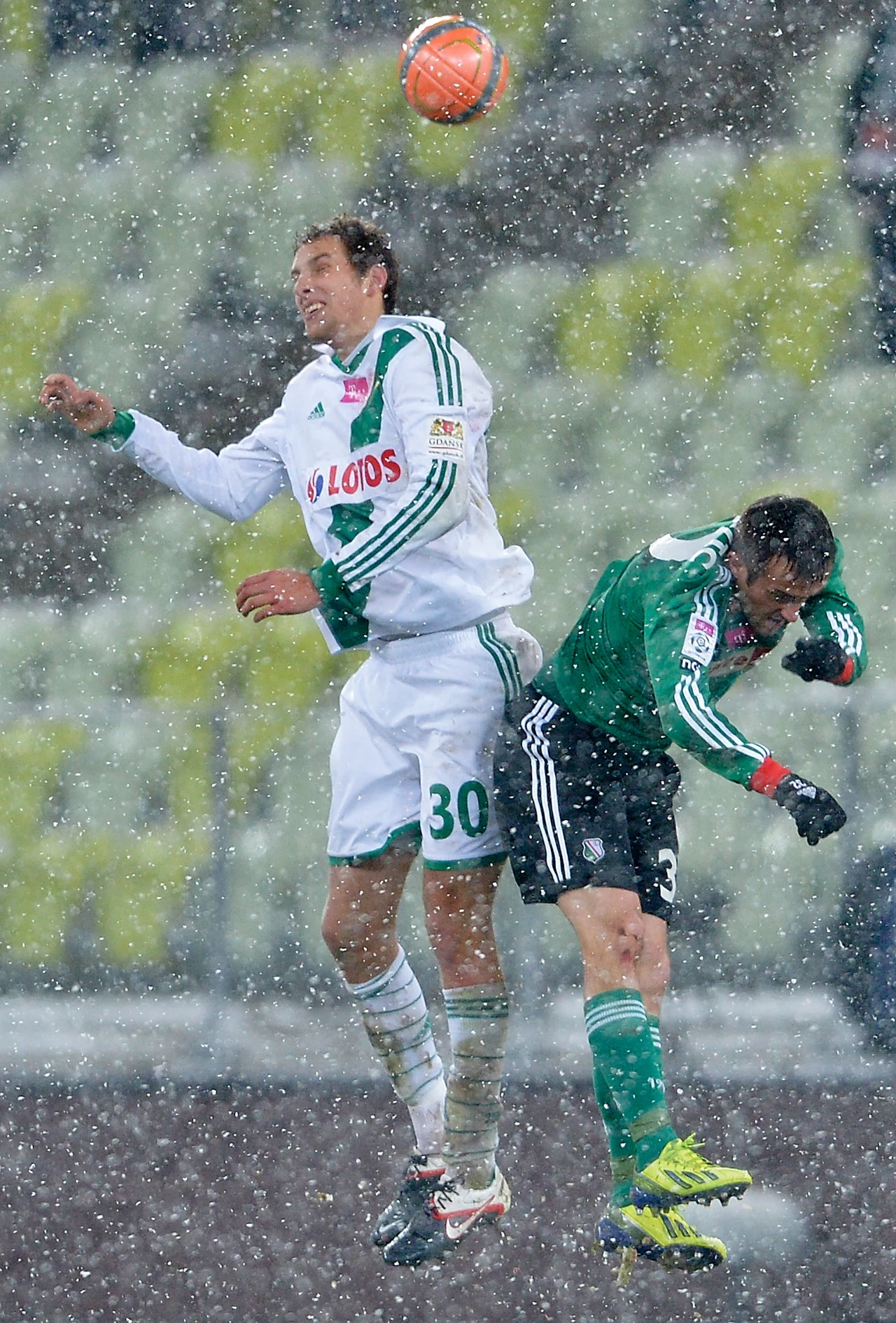 W wyskoku do piłki Miroslav Radović (P) z Legii Warszawa i Maciej Kostrzewa W wyskoku do piłki Miroslav Radović (P) z Legii Warszawa i Maciej Kostrzewa