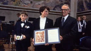 Danuta Wałęsa z synem Bogdanem odbiera Pokojową Nagrodę Nobla