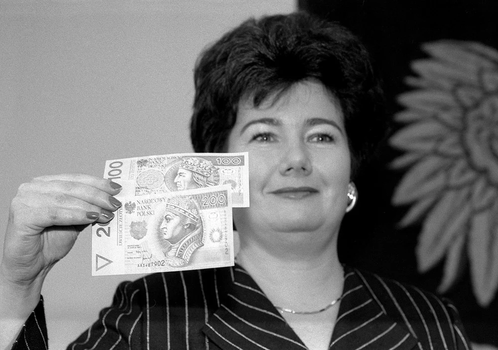 11.05.1995, prezes NBP Hanna Gronkiewicz-Waltz prezentuje wzory nowych banknotów