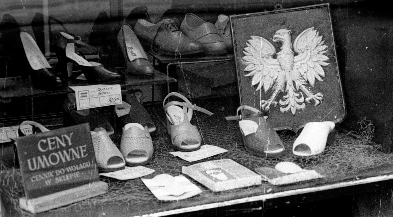 Warszawa, 1986, ulica Marszałkowska, witryna sklepu z obuwiem