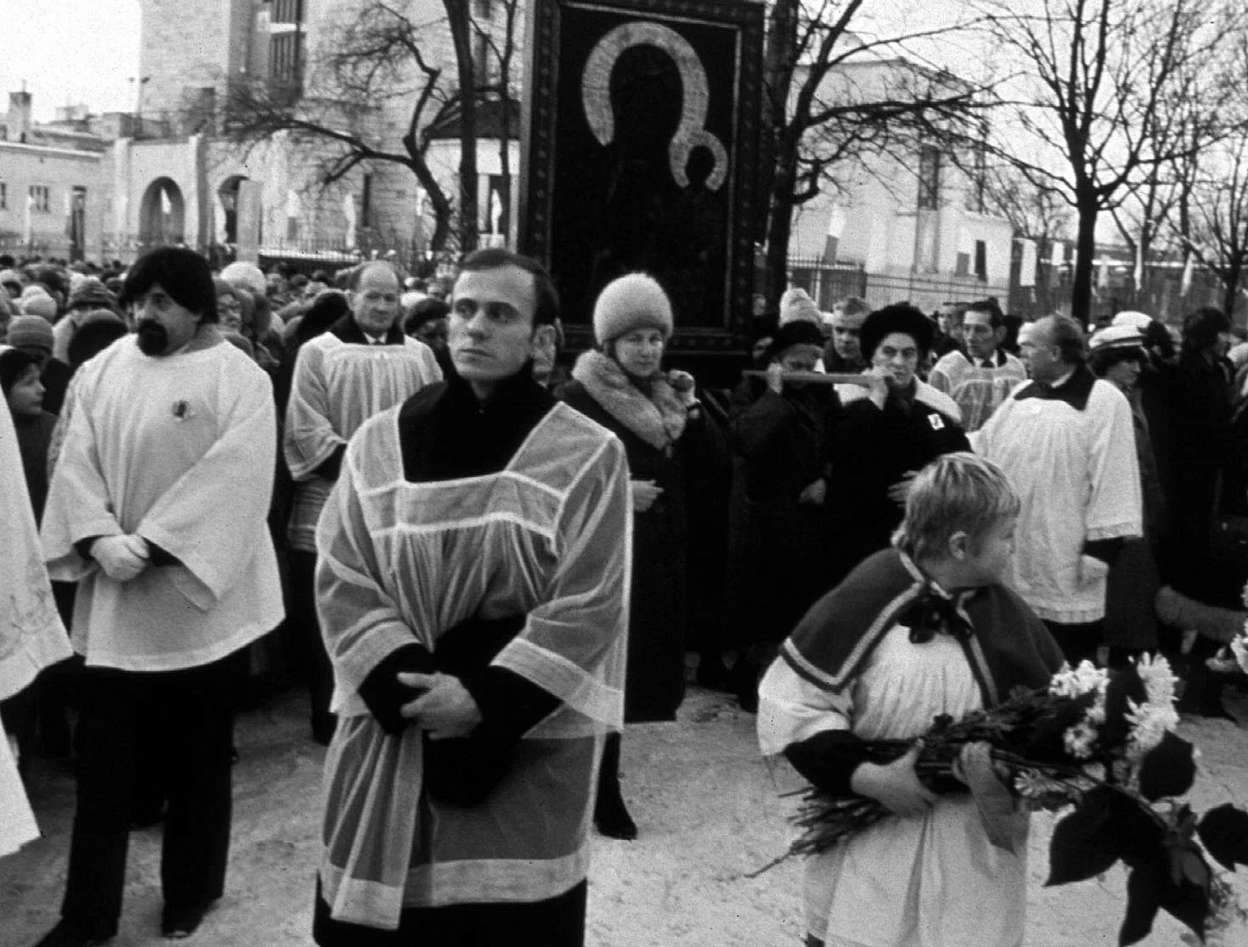 13.12.81, pierwszy dzien stanu wojennego; ks. Jerzy Popiełuszko przed kościołem św. Stanisława Kostki w Warszawie 13.12.81, pierwszy dzien stanu wojennego; ks. Jerzy Popiełuszko przed kościołem św. Stanisława Kostki w Warszawie