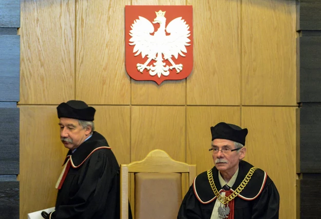 Sędzia Zbigniew Cieślak (P) i sędzia Wojciech Hermeliński (L), podczas rozprawy przed Trybunałem Konstytucyjnym