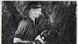 Rok 1947. Przodownik pracy Wincenty Pstrowski fedruje węgiel