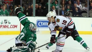 Patrick Sharp strzela gola
