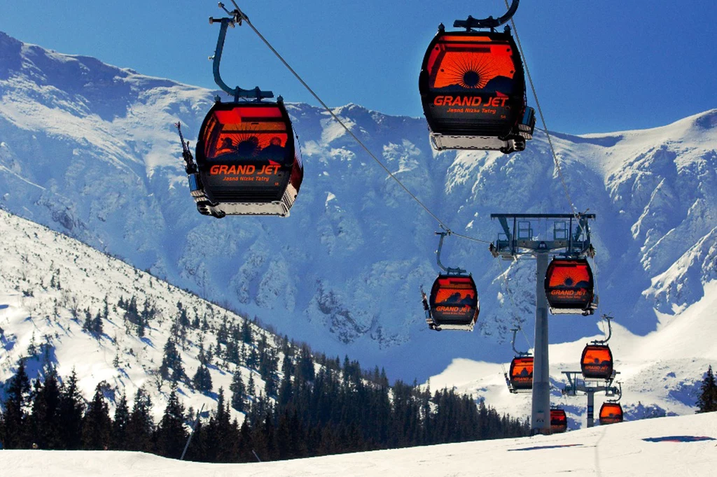 W wypożyczalniach lepszy sprzęt, na stokach nowe snowparki. Ale wokół po staremu – świerki i limby /fot. slovakia.travel